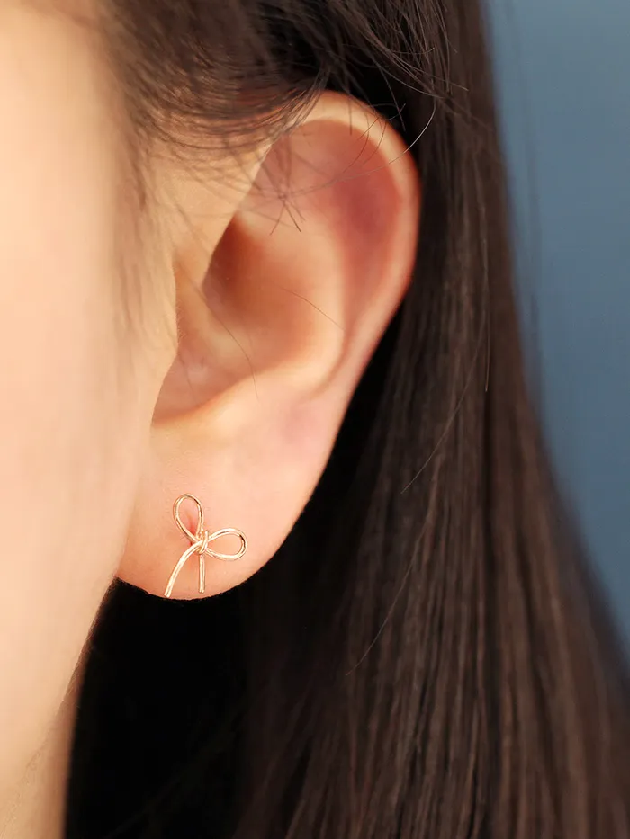 MinimalBijoux Earrings 14K Gold Ribbon Cartilage Earring 20G18G